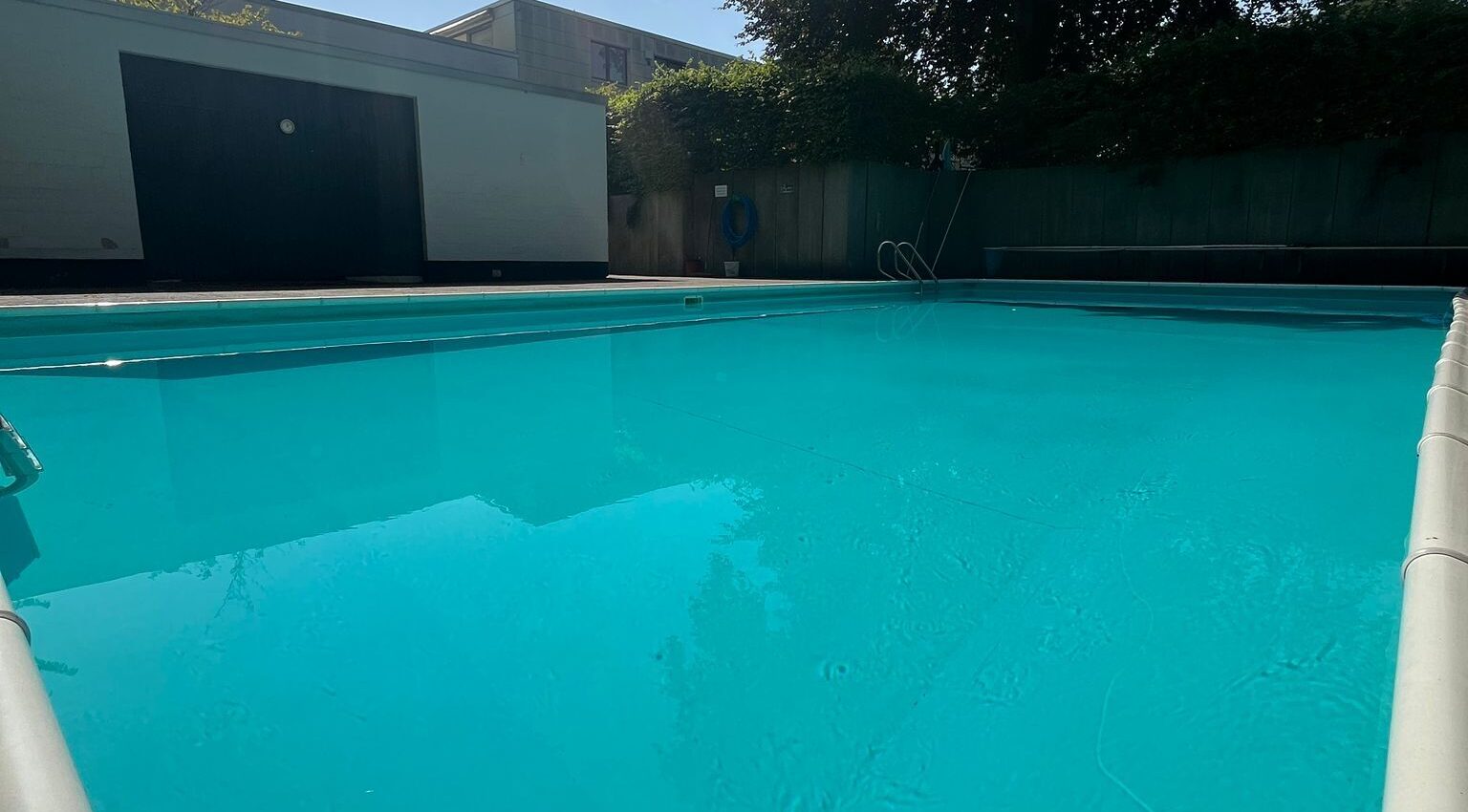 Wohnen mit Sonnenterrasse sowie Pool direkt am Dianasee